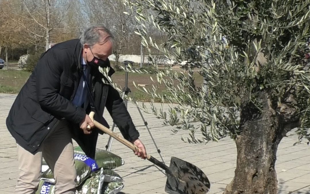 El rector de la UVa continúa tomando el pulso de la actividad universitaria con una nueva visita al Campus de Palencia