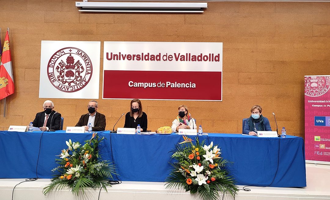 ¿Qué era lo que había en la mesa presidencial en la apertura de curso palentino?