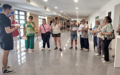 El alumnado del MUPES guía una visita al Campus de La Yutera para integrantes de la Asociación Ítaca 3