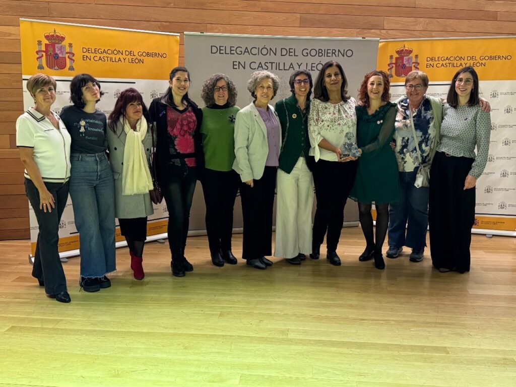 Representación del grupo de mujeres del iuFOR acompañadas por representantes de la ETSIIAA de Palencia.
