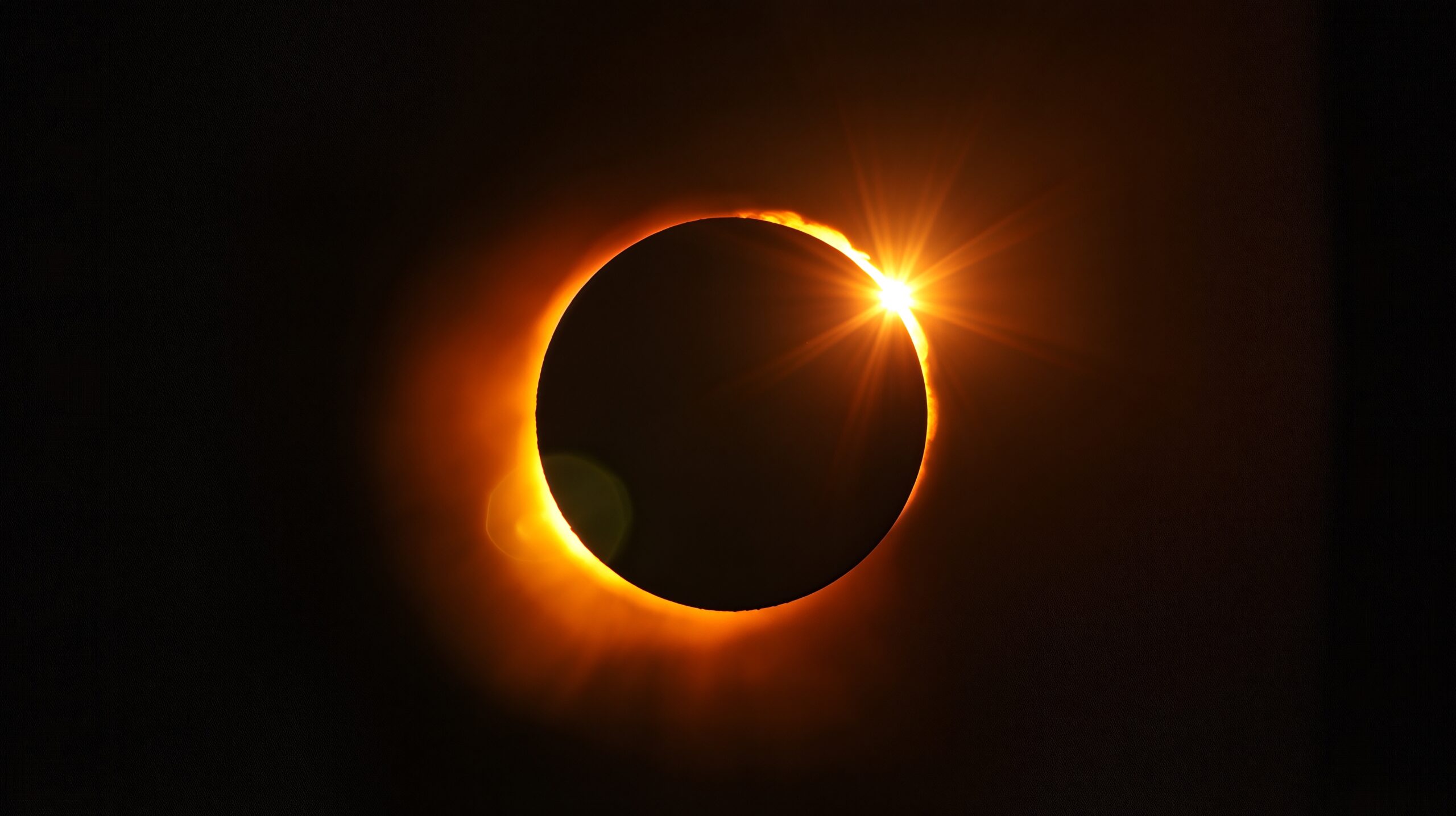 Creatividad para la noticia de la jornada "SOLPÉ: Simposio Internacional del Sol y los Eclipses".